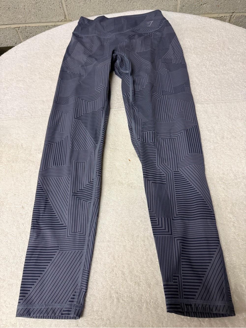 Gymshark women’s size medium blue and grey geometric print leggings
